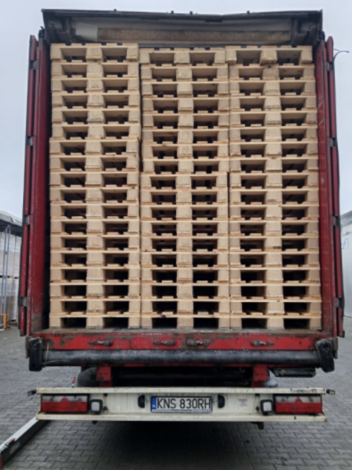 Palety załadowane do naczepy ciężarówki